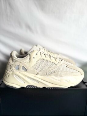 AUTHENTIC Adidas Yeezy Boost 700 Analog size 10 EG7596 2022 PRE-OWNED